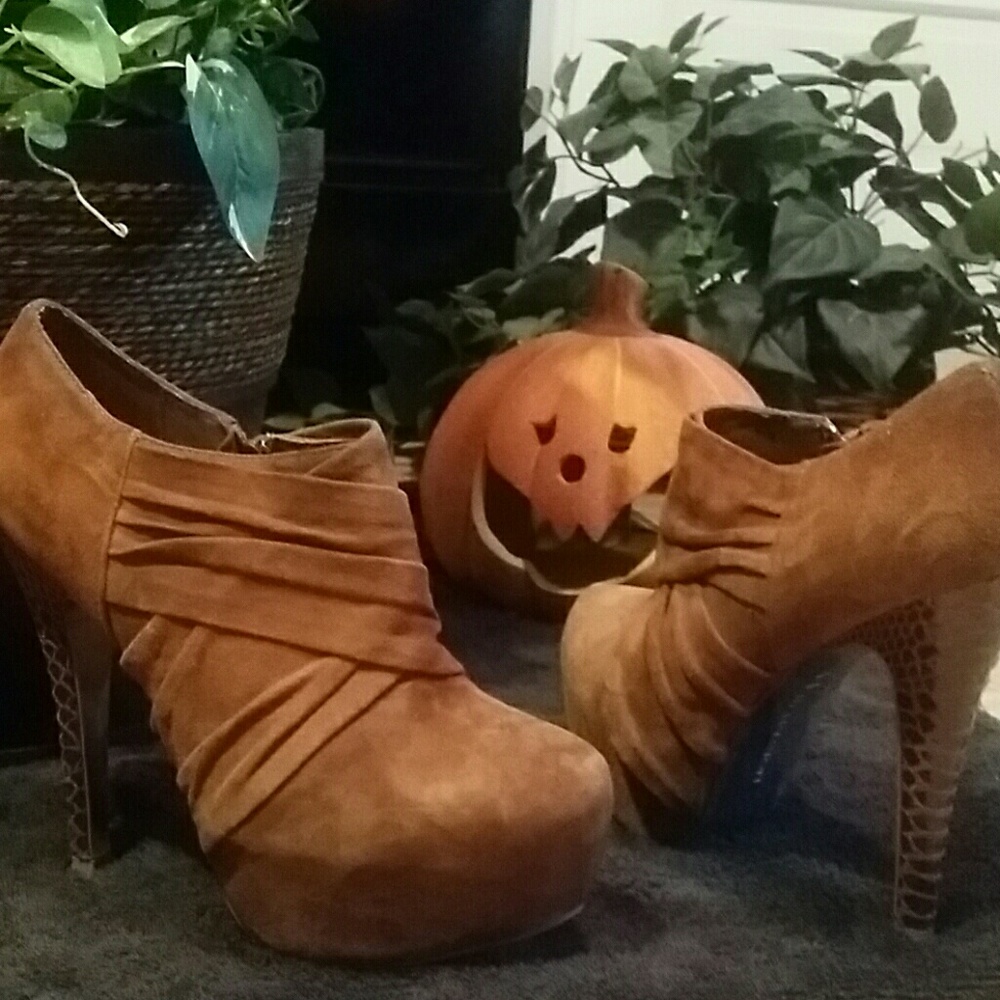 🚨SUNDAY SALE!🚨1H-SUADE H-BY HALSTON ALKLE BOOTS
